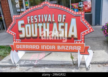 Toronto Ontario, Kanada - 30. Juli 2023: Das Festival of South Asia, Gerrard India Bazaar unterschrieben während des TD Festival of South Asia. Stockfoto