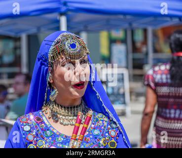 Toronto Ontario, Kanada - 30. Juli 2023; eine Dame in traditioneller Bauchtanzkleidung während des TD Festival of South Asia. Stockfoto