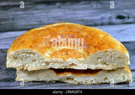 Tandyr nan usbekisches Brot, eine Art zentralasiatisches Brot, das oft mit Stempelmustern auf den Teig mit einem Brotstempel verziert wird, der als Chekich al bekannt ist Stockfoto