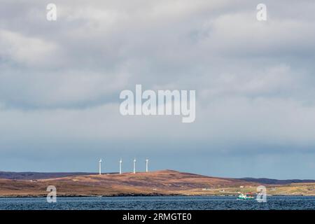 Windturbinen der Garth Wind Farm auf Snevlabreck, nördlich von Gutcher auf Yell, Shetland Islands. Von der Insel Fetlar aus gesehen. Stockfoto