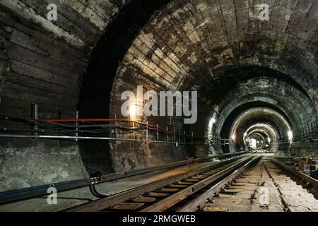 Runder unterirdischer U-Bahn-Tunnel mit Tubing. Stockfoto