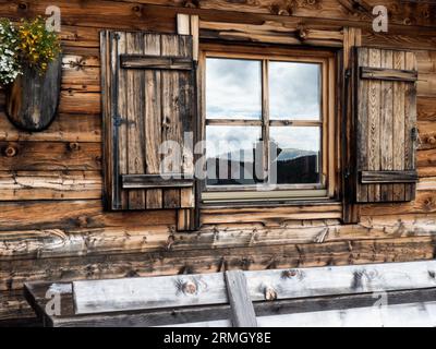 Avelengo, Italien: Typische Almhütte in Südtirol Stockfoto