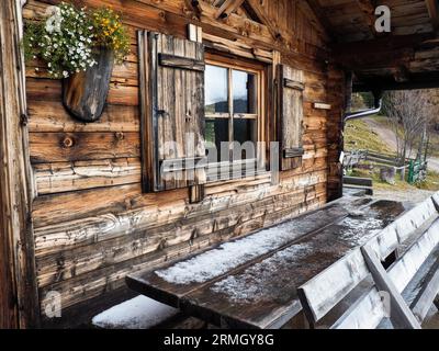 Avelengo, Italien: Typische Almhütte in Südtirol Stockfoto