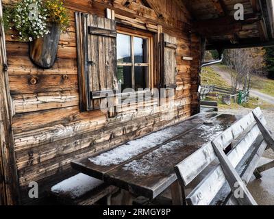 Avelengo, Italien: Typische Almhütte in Südtirol Stockfoto