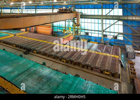 Kupferkathoden in einer Elektrogewinnungsanlage in einer Kupfermine in Chile. Stockfoto