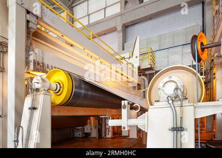 Die Maschinen in einer Papierfabrik. Stockfoto