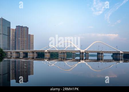 Eine moderne Brücke und hohe Apartmenthäuser an der Jakarta Bay. Java, Indonesien. Stockfoto