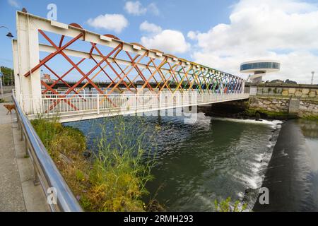 Sansebastianische Brücke über den Fluss Alvares in Avilés Stockfoto