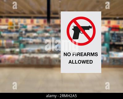 Schilder, die auf einem Schaufenster angebracht sind, dürfen keine Feuerwaffen enthalten. Konzeptbild. Stockfoto