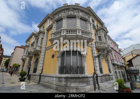 Balsera Palace unter den Blumen in Aviles Stockfoto