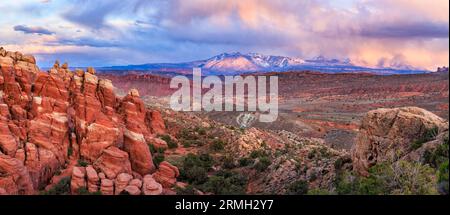 Die Las Sal Mountains wurden teilweise von Sturmwolken verdeckt, die vom Fiery Furnace Overlook im Arches National Park, Moab, Utah, gesehen wurden. Stockfoto