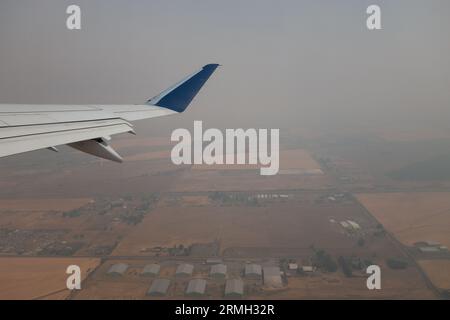 Wildfire Smoke über dem Willamette Valley bei Eugene, Oregon, aus einem Flugzeug gesehen. Stockfoto