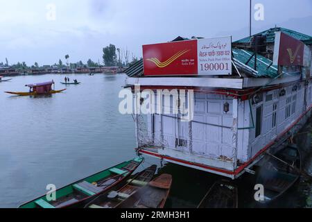 Srinagar, Kaschmir, Indien. 29. August 2023. Ein schwimmendes Postamt der India Post ist schwimmend in den Gewässern des Dal Sees in Srinagar. Dieses zwei Jahrhunderte alte schwimmende Postamt, das angeblich das einzige schwimmende Postamt der Welt ist, wurde in der britischen Ära gegründet und liefert immer noch 200 Jahre lang Briefe und Kuriere an die Menschen, die auf dem Dal-See leben. (Bild: © Adil Abbas/ZUMA Press Wire) NUR REDAKTIONELLE VERWENDUNG! Nicht für kommerzielle ZWECKE! Stockfoto