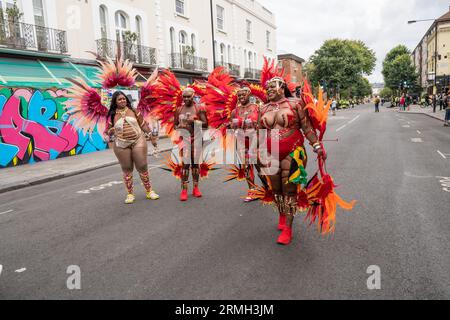 Der letzte Tag des Notting Hill Carnival in London England, Montag, den 28. August 2023, jährliches traditionelles Festival durch die Straßen von West-London Stockfoto