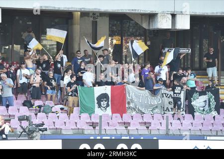 Salerno, Italien. 28. August 2023. Udinese Fans während der Serie A zwischen US Salernitana 1919 vs Udinese Calcio im Arechi Stadium Credit: Independent Photo Agency/Alamy Live News Stockfoto