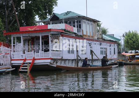 Srinagar, Kaschmir, Indien. 29. August 2023. Ein schwimmendes Postamt der India Post ist schwimmend in den Gewässern des Dal Sees in Srinagar. Dieses zwei Jahrhunderte alte schwimmende Postamt, das angeblich das einzige schwimmende Postamt der Welt ist, wurde in der britischen Ära gegründet und liefert immer noch 200 Jahre lang Briefe und Kuriere an die Menschen, die auf dem Dal-See leben. (Bild: © Adil Abbas/ZUMA Press Wire) NUR REDAKTIONELLE VERWENDUNG! Nicht für kommerzielle ZWECKE! Stockfoto