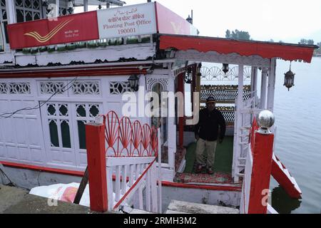 Srinagar, Kaschmir, Indien. 29. August 2023. Ein schwimmendes Postamt der India Post ist schwimmend in den Gewässern des Dal Sees in Srinagar. Dieses zwei Jahrhunderte alte schwimmende Postamt, das angeblich das einzige schwimmende Postamt der Welt ist, wurde in der britischen Ära gegründet und liefert immer noch 200 Jahre lang Briefe und Kuriere an die Menschen, die auf dem Dal-See leben. (Bild: © Adil Abbas/ZUMA Press Wire) NUR REDAKTIONELLE VERWENDUNG! Nicht für kommerzielle ZWECKE! Stockfoto