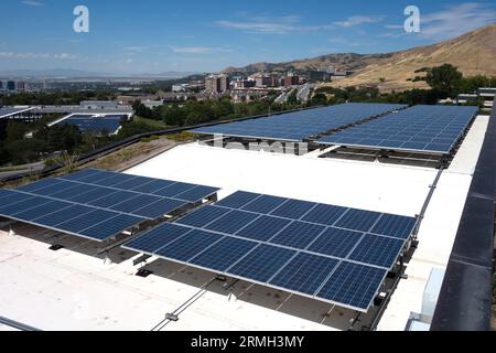 Blick auf Gebäude mit Solarpaneelen oben in Salt Lake City, Utah. Stockfoto