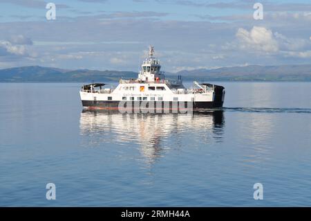 Claonaig nach Lochranza, Auto- und Passagierfähre, Isle of Arran, Schottland. Die Fähre ist gerade aus Lochranza. August 2023 Stockfoto