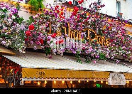 Paris, Frankreich - 19. Januar 2022: Typisches Pariser Café mit Sitzplätzen im Freien in der Rue des Abbesses, Paris, Frankreich. Stockfoto