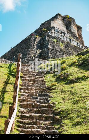 Es geht zum Gipfel von El Castillo, dem größten Tempel von Xunantunich, einer alten Maya-Ruine in der Nähe von San Ignacio im Westen Belizes Stockfoto