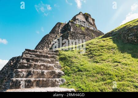 Es geht zum Gipfel von El Castillo, dem größten Tempel von Xunantunich, einer alten Maya-Ruine in der Nähe von San Ignacio im Westen Belizes Stockfoto