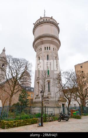 Paris, Frankreich - 19. Januar 2022: Wasserturm des Chateaux de Montmartre in Paris, Frankreich. Stockfoto