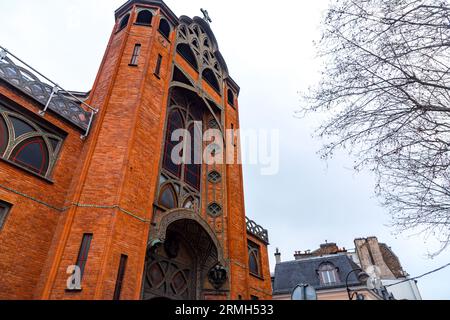 Saint-Jean de Montmartre ist eine römisch-katholische Pfarrkirche in der Rue des Abbesses im 18. Arrondissement von Paris. Stockfoto