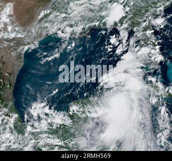 Miami, Usa. 28. August 2023. NOAA GEOS-Ost-Satellit zeigt den tropischen Sturm Idalia, Mitte, während er sich nach Norden bewegt, vorbei an der Halbinsel Yucatan in den Golf von Mexiko, 28. August 2023 in der Karibik. Es wird erwartet, dass Idalia sich zu einem größeren Hurrikan verstärkt und in der Nähe von Tampa, Florida, landete. Quelle: NESDIS/STAR/NOAA/Alamy Live News Stockfoto