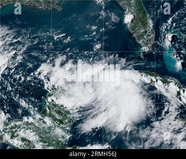 Miami, Usa. 28. August 2023. NOAA GEOS-Ost-Satellit zeigt den tropischen Sturm Idalia, Mitte, während er sich nach Norden bewegt, vorbei an der Halbinsel Yucatan in den Golf von Mexiko, 28. August 2023 in der Karibik. Es wird erwartet, dass Idalia sich zu einem größeren Hurrikan verstärkt und in der Nähe von Tampa, Florida, landete. Quelle: NESDIS/STAR/NOAA/Alamy Live News Stockfoto