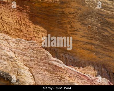 Abstrakte Landschaft der Rustrel-Schlucht mit ockerfarbenen Klippen. Das provenzalische Colorado in der Nähe von Roussillon, Südfrankreich Stockfoto