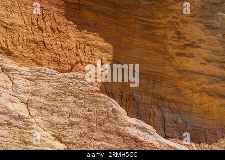 Abstrakte Landschaft der Rustrel-Schlucht mit ockerfarbenen Klippen. Das provenzalische Colorado in der Nähe von Roussillon, Südfrankreich Stockfoto