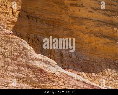 Abstrakt Rustrel Canyon ockerfarbene Klippen Landschaft. Provenzalisches Colorado in der Nähe von Roussillon, Südfrankreich. Stockfoto