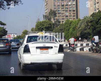 Kairo, Ägypten, 22. August 2023: Kairo wird von seinen weißen Taxis angefahren, die Anfang der 2010er Jahre eingeführt wurden und nicht von einem Unternehmen geführt werden, sondern von IND Stockfoto