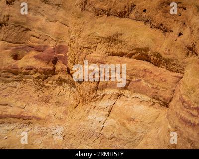 Abstrakt Rustrel Canyon ockerfarbene Klippen Landschaft. Provenzalisches Colorado in der Nähe von Roussillon, Südfrankreich. Stockfoto