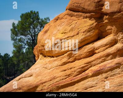 Abstrakt Rustrel Canyon ockerfarbene Klippen Landschaft. Provenzalisches Colorado in der Nähe von Roussillon, Südfrankreich. Stockfoto