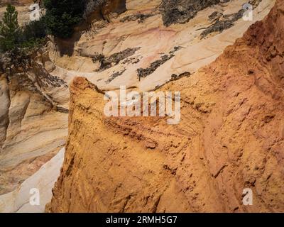 Abstrakt Rustrel Canyon ockerfarbene Klippen Landschaft. Provenzalisches Colorado in der Nähe von Roussillon, Südfrankreich. Stockfoto