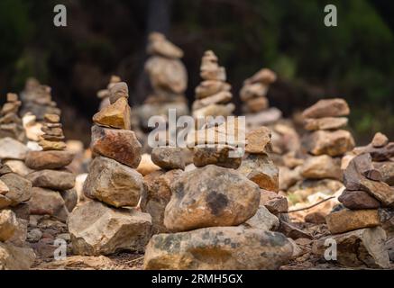 Eine Nahaufnahme der kleinen Pyramiden aus Steinen im Park. Abstrakter Rustler Canyon moher Klippen Landschaft. Das provenzalische Colorado in der Nähe von Roussillon Stockfoto