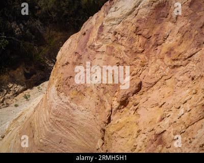 Abstrakt Rustrel Canyon ockerfarbene Klippen Landschaft. Provenzalisches Colorado in der Nähe von Roussillon, Südfrankreich. Stockfoto