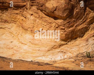 Abstrakt Rustrel Canyon ockerfarbene Klippen Landschaft. Provenzalisches Colorado in der Nähe von Roussillon, Südfrankreich. Stockfoto