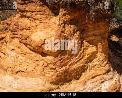 Abstrakt Rustrel Canyon ockerfarbene Klippen Landschaft. Provenzalisches Colorado in der Nähe von Roussillon, Südfrankreich. Stockfoto