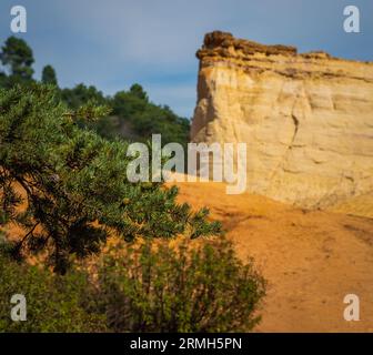 Bunte Felsformationen aus Ocker in der Colorado Provencal, Provence, Frankreich Stockfoto