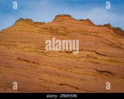 Abstrakt Rustrel Canyon ockerfarbene Klippen Landschaft. Provenzalisches Colorado in der Nähe von Roussillon, Südfrankreich. Stockfoto