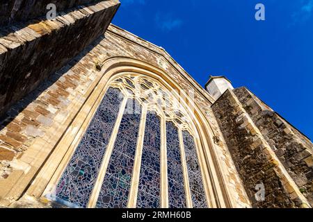 Kunstvoll verziertes Buntglasfenster der Kirche Saint Mary in Rye, East Sussex, Großbritannien Stockfoto