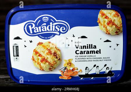 Kairo, Ägypten, August 27 2023: Nestle Paradise reichhaltiges Vanilleeis mit Karamellsauce, karamalisierten Haselnussstücken, Nestlé S.A. ist ein Schweizer Stockfoto