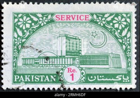 Stempelmarke, gedruckt von Pakistan, die die State Bank of Pakistan zeigt, um 1990. Stockfoto