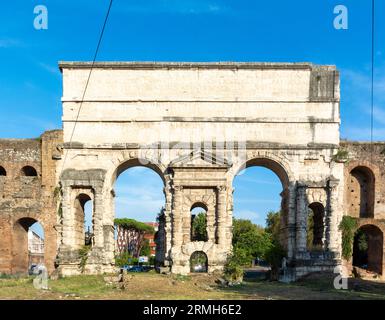 Rom, Latium, Italien, Porta Maggiore oder Porta Prenestina, ist eines der östlichen Tore der alten, aber gut erhaltenen Aurelianischen Mauern aus dem 3. Jahrhundert. Stockfoto