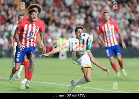 MADRID, SPANIEN - AUGUST 28: Oscar von Rayo vallecano in Aktion während des LaLiga EA Sports 2023/24-Spiels zwischen Rayo Vallecano und Atletico de Madrid im Vallecas-Stadion in Madrid am 28. AUGUST 2023. (Foto: Guillermo Martinez) Stockfoto