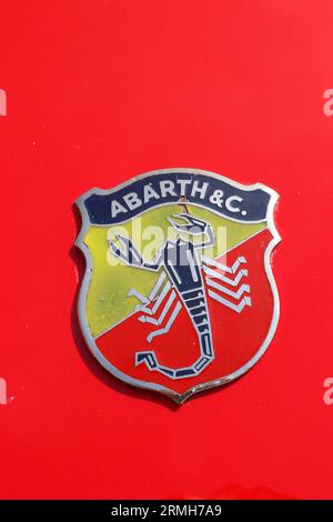 Original-Abarth-Emblem mit Chrom-Emaillierung auf einem Lombardi Fiat Abarth Grand Prix Sportwagen 1970, entwickelt auf einer Fiat 850-Bodenwanne, Mai 2023. Stockfoto