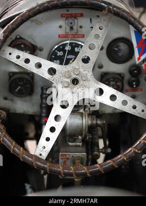 Nahaufnahme des Cockpits eines alten Rennwagens Stockfoto